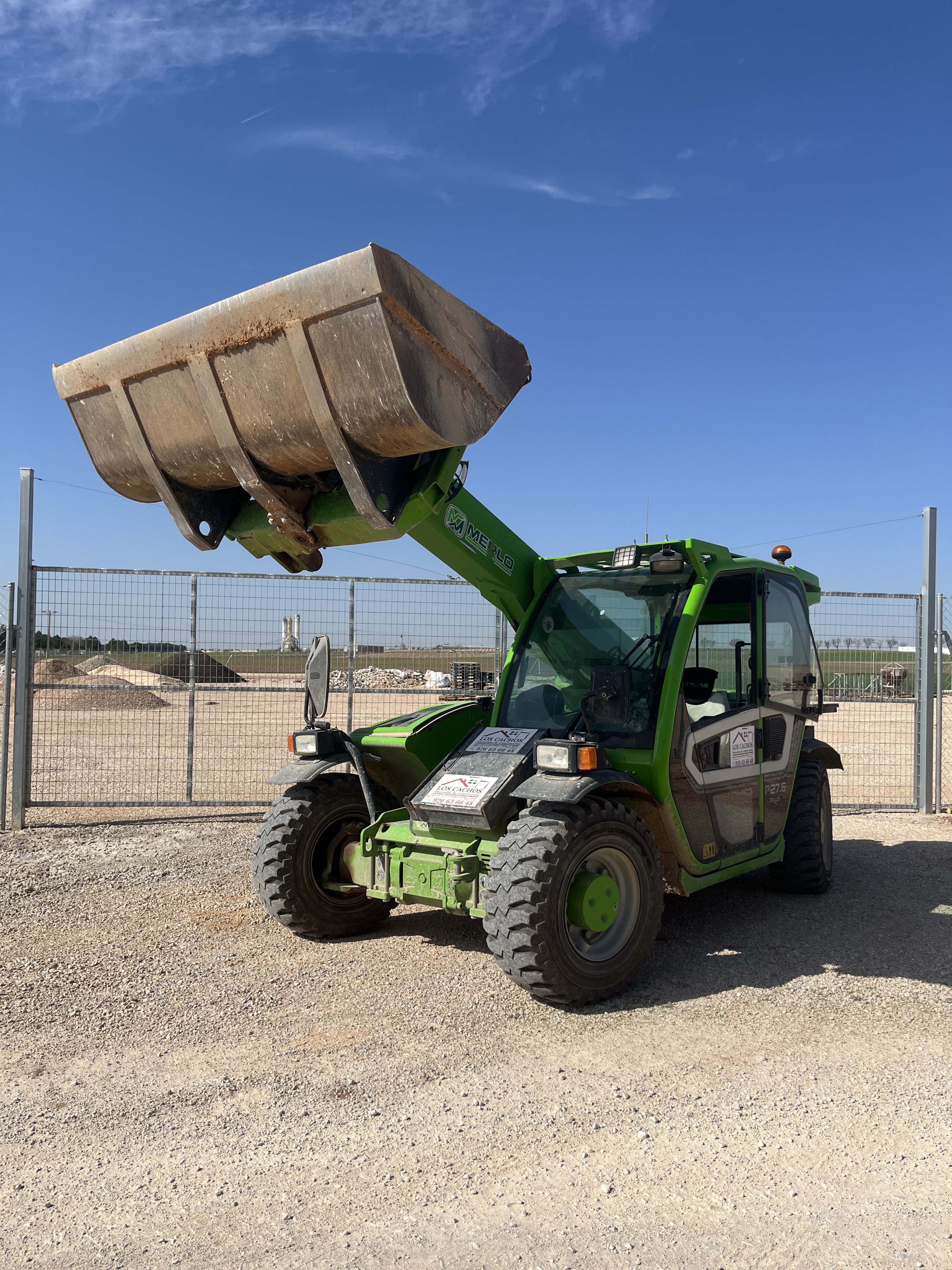 Maquinaria de carga en el almacén