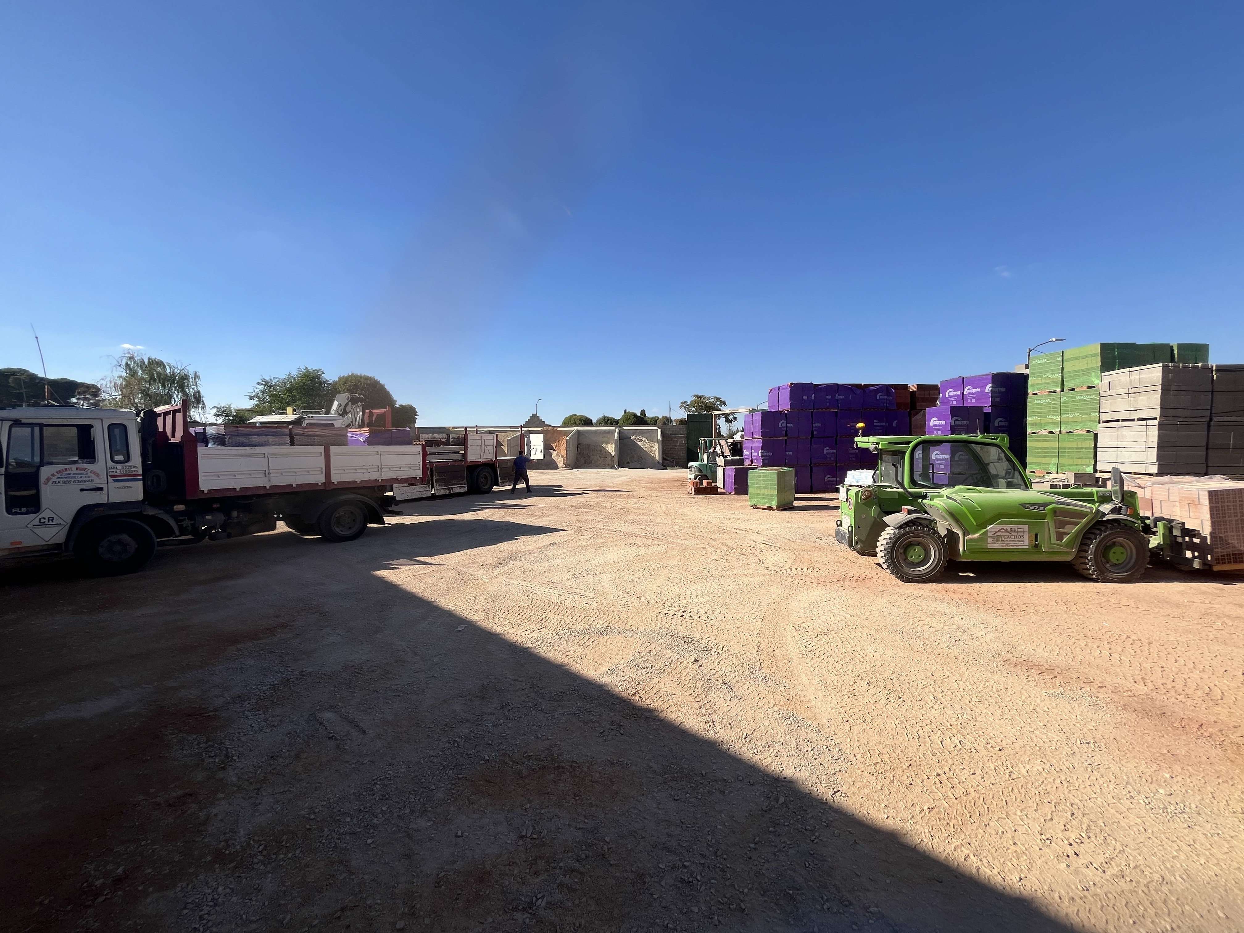 Patio de materiales de construcción de Los Cachos en Membrilla